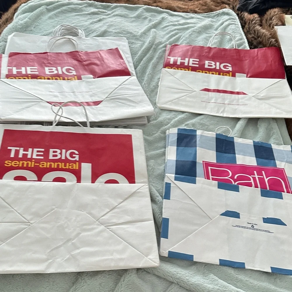 16 Empty Gift Bags: Victoria's Secret and Bath & Body Works. See pics for sizes.